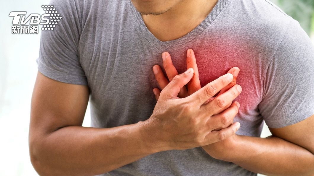 男子感冒服藥後感到胸痛、吞口水更痛。（示意圖／shutterstock 達志影像）