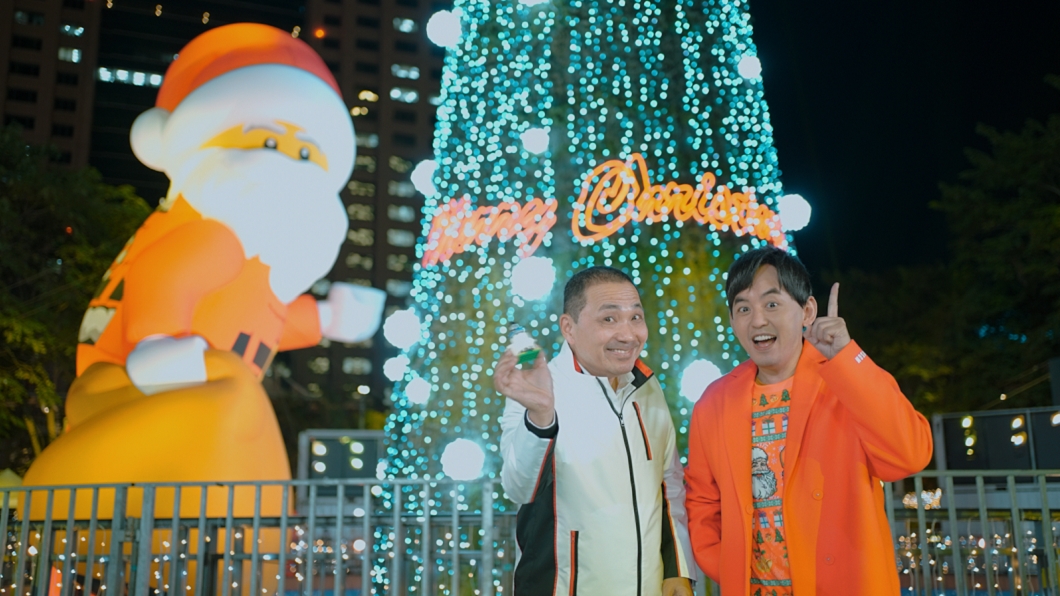 侯友宜與黃子佼合體拍攝新北歡樂耶誕城廣告。（圖／新北市政府提供）