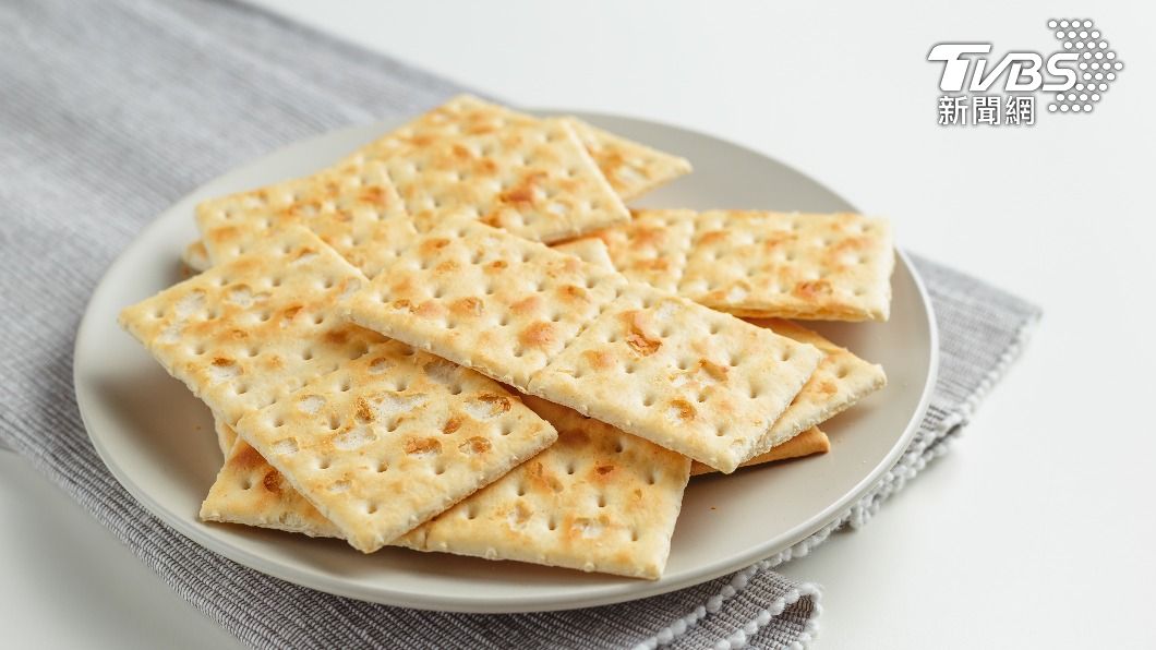 一小包蘇打餅乾比半碗飯的熱量還高。（示意圖／shutterstock達志影像）