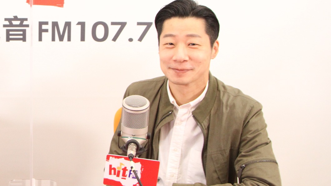 無黨籍立委林昶佐今天上午接受媒體人黃揚明專訪。（圖／Hit Fm《嗆新聞》提供）  