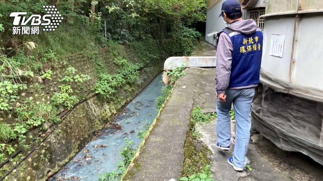 染整工廠管線破裂，三峽河被染成牛奶河。（圖／中央社）