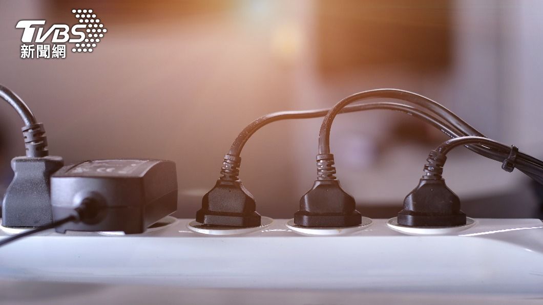 家中若是同時有太多電器插座使用容易造成跳電危機。（示意圖／shutterstock達志影像）