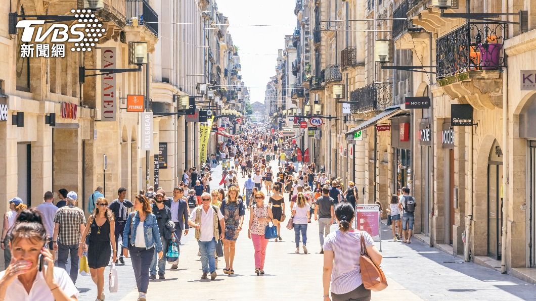 網友表示巴黎當地人過馬路時都不看左右就直接行走。（示意圖／shutterstock達志影像）