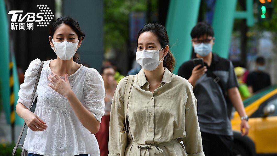 醫療機構、醫事機構、老人福利機構仍強制戴口罩。（示意圖／shutterstock達志影像）