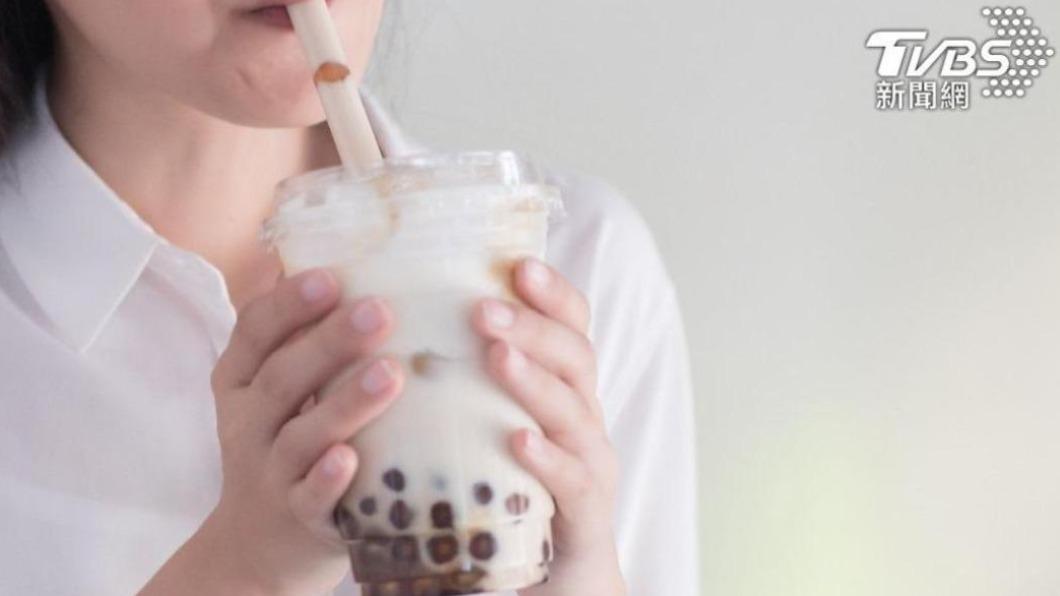 國二女學生每天喝奶茶，罹患「牙齒酸蝕症」。（示意圖／shutterstock達志影像）