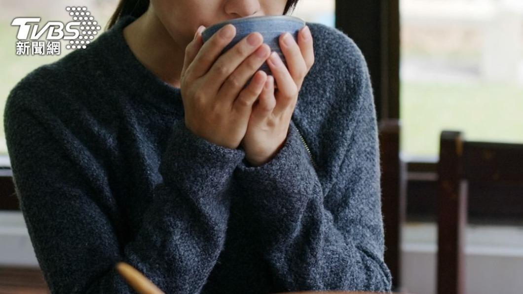 女孩工作賺錢後特地回來感謝幫助過她的餐廳老闆。（示意圖／Shutterstock達志影像）