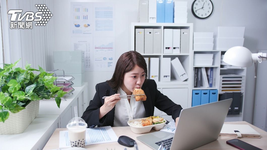 不少上班族忙到邊工作邊吃飯。（示意圖／shutterstock達志影像） 