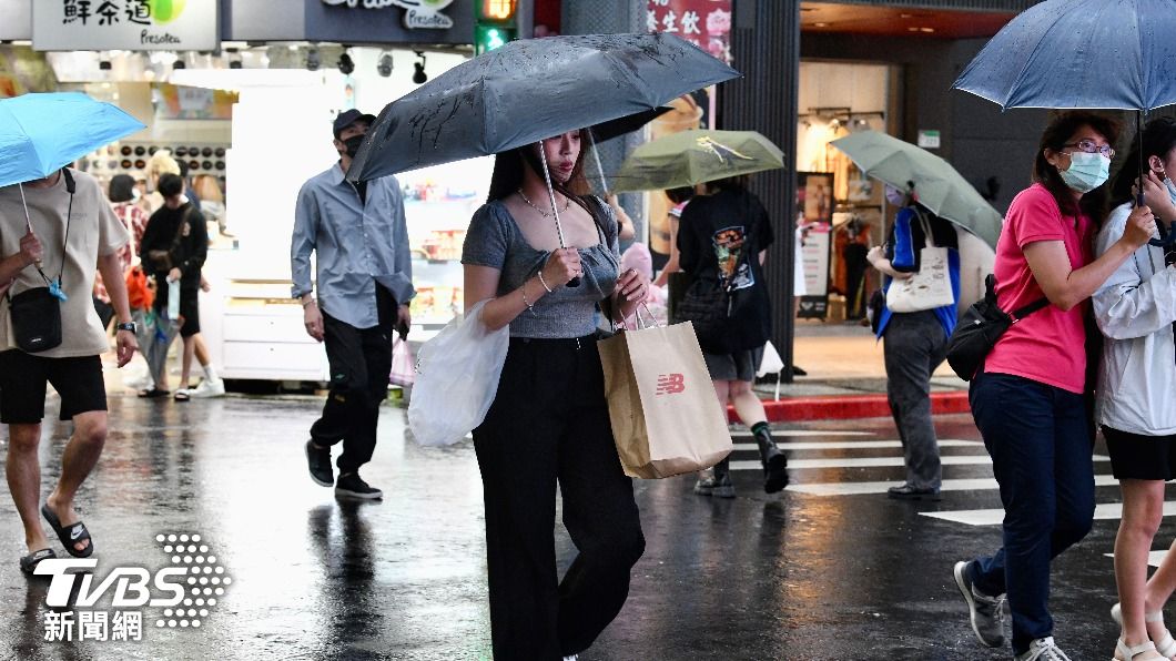 清晨天氣不穩，外出記得帶傘。（圖／胡瑞麒攝）