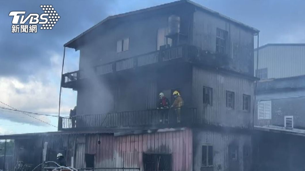 宜蘭礁溪一間鐵皮屋發生火警，一對母子不幸受困火場、雙雙不治。（圖／TVBS）