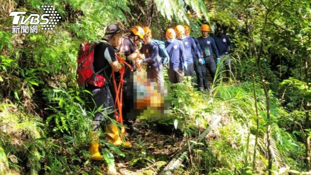 警消人員將遺體運送下山。（圖／TVBS）