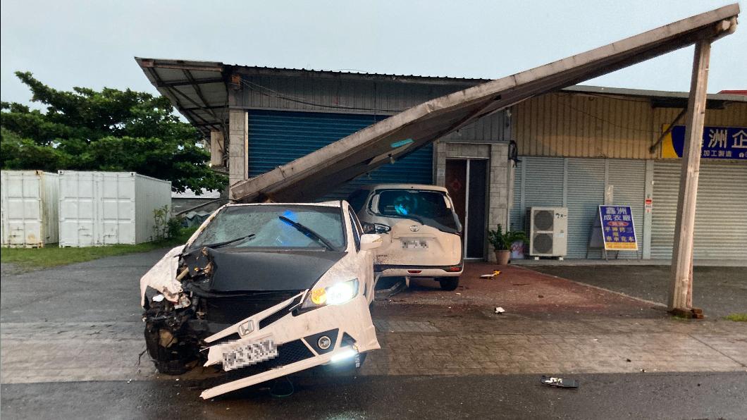 車輛撞斷車棚。（圖／郭姓民眾提供）