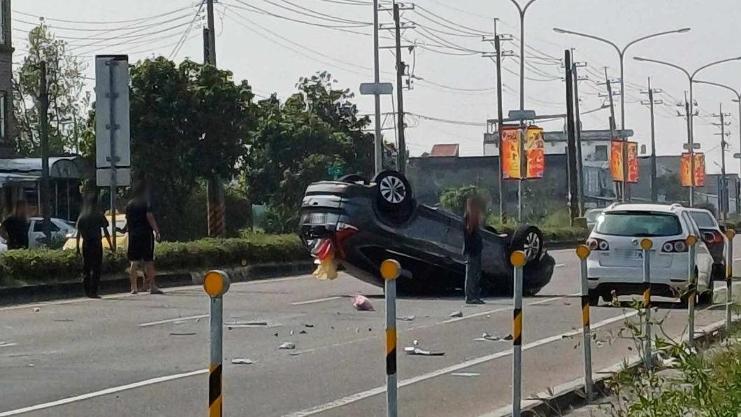 黑色小客車不明原因發生翻車事故。（圖／翻攝自朴子民意觀察站臉書）