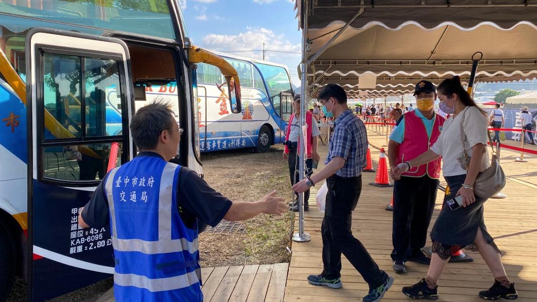 新社花海首週，交通局接駁車疏運。（圖／交通局提供）