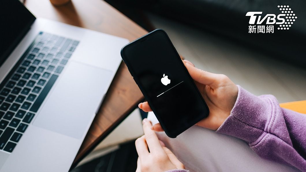 國中女兒慫恿買iPhone，婉拒竟被同學嗆聲。（示意圖／shutterstock達志影像）