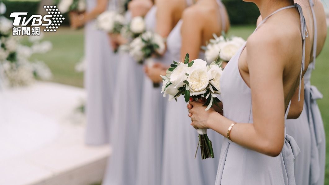 婚禮上女賓客穿一身白，恐對新娘是大忌。（示意圖／shutterstock達志影像）