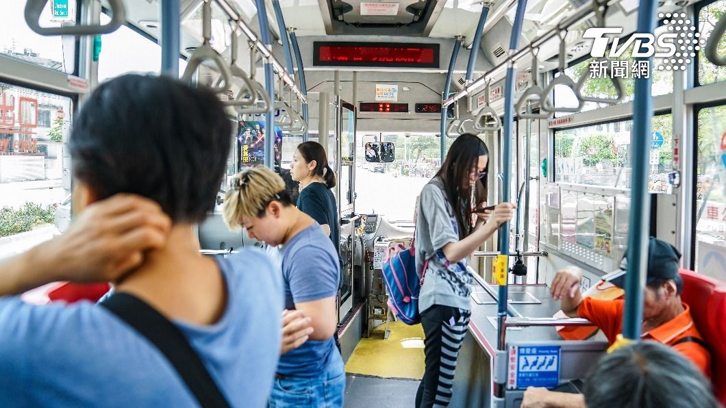 一名女網友抱怨在公車上被女乘客強拉要她讓座，聽聲音疑似慧慈。（示意圖，非當事人／shutterstock 達志影像）