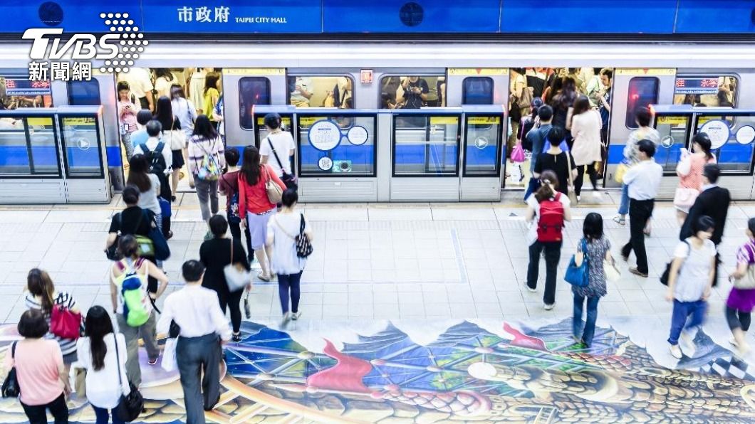 尖峰時間捷運常飄散各種異味。（示意圖／shutterstock 達志影像）