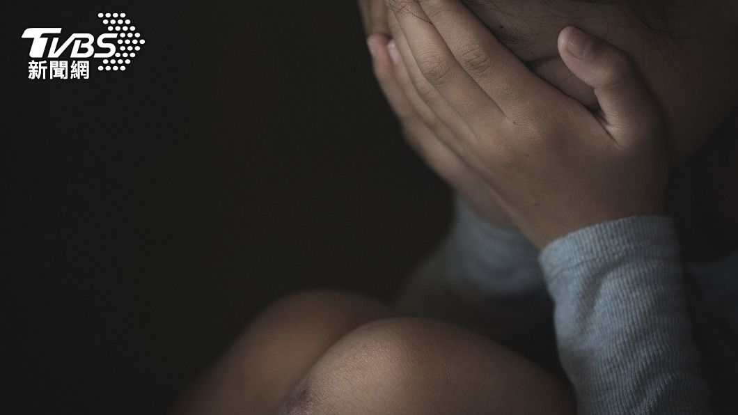 新加坡一名國中少女被4名哥哥輪流性侵長達4年。（示意圖／Shutterstock達志影像）