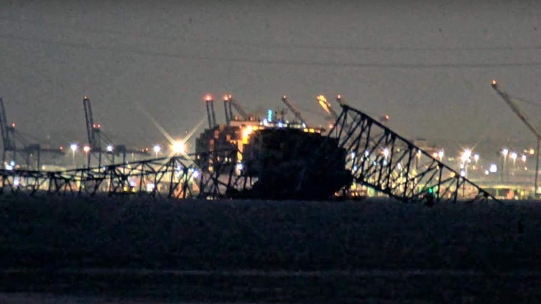 美國馬里蘭州巴爾的摩市凱伊橋今天凌晨被貨輪撞上後倒塌。（圖／翻攝自StreamTime Live YouTube）