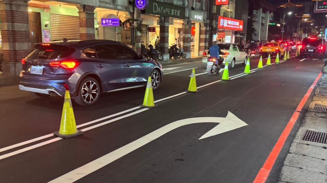 右轉車道被進入停車場的車輛佔用了，讓住在基隆市信義區的市民想要回家，只好選擇左側直行車道右轉，因而常被檢舉收到罰單。（圖／議員韓世昱提供）