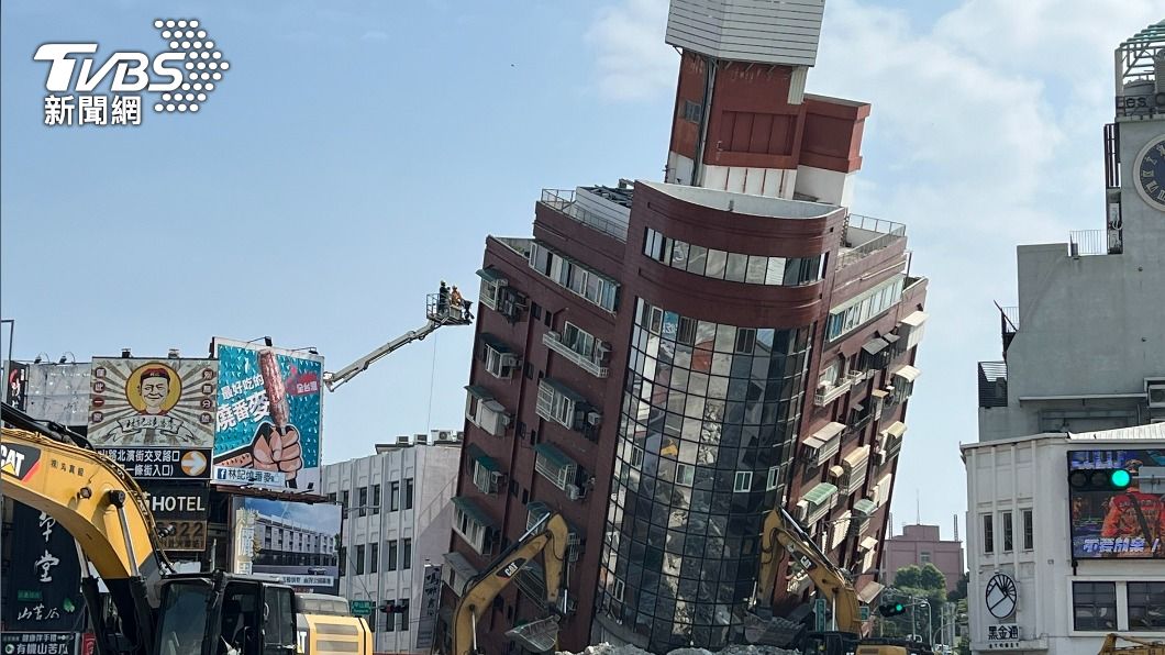 花蓮天王星大樓嚴重傾斜。（圖／胡瑞麒攝）