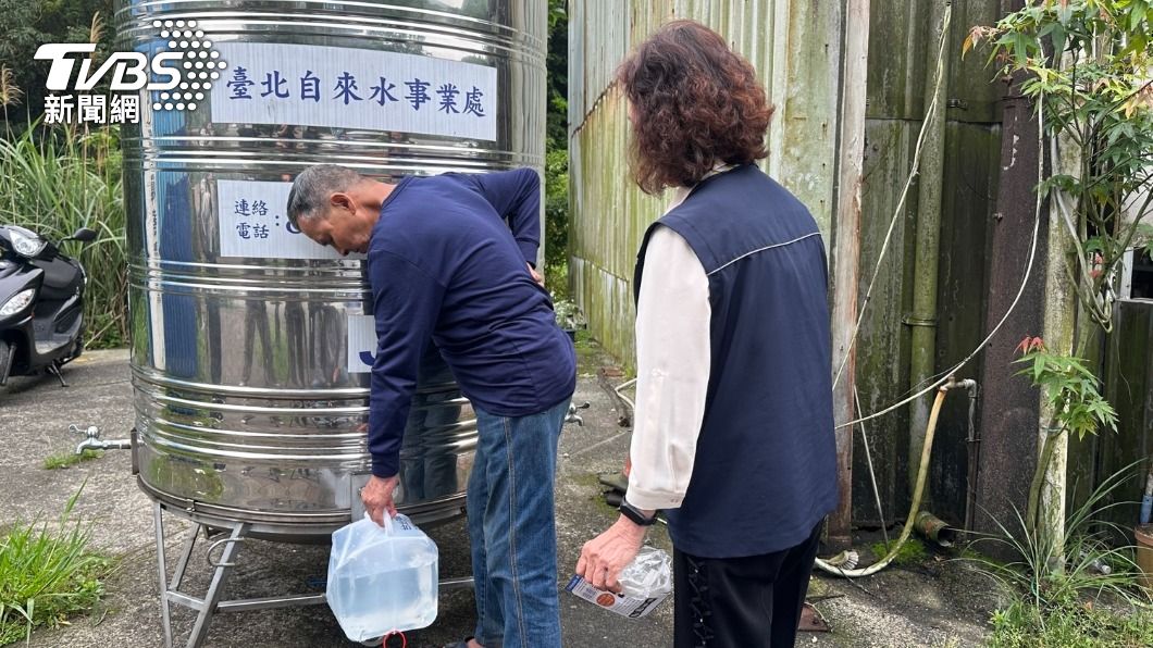 溪山里居民日常用水並非北水處供應之自來水系統，而是取自山泉水。（圖／TVBS）