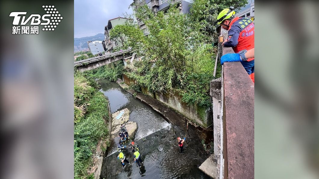 鍾姓警員墜橋，警消到場搶救時發現他已死亡多時。（圖／TVBS）