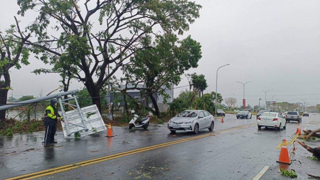 高雄雷雨不斷，造成多地區停電。（圖／中央社）