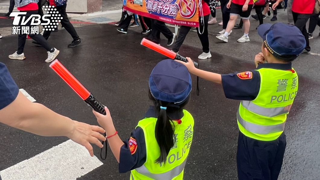 公舘福德宮參與樂成宮旱溪媽祖遶境十八庄的活動中，安排小小萌警體驗指揮交通。（圖／TVBS）