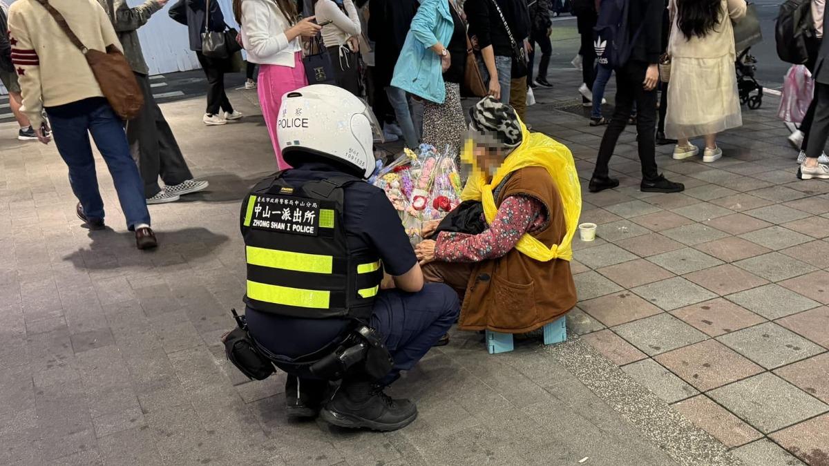 民眾看到警方關切老婦後，對方隨即落淚。（圖／翻攝自爆怨2公社臉書）