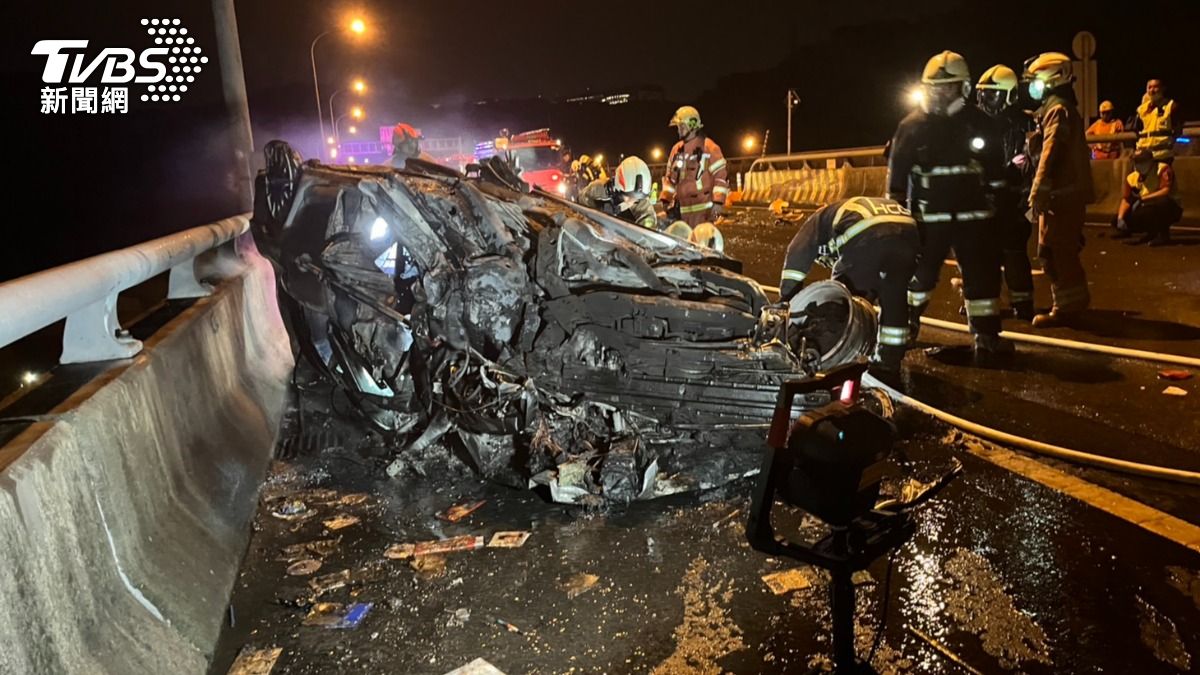 小轎車自撞後起火燃燒，駕駛慘被燒死在車內。（圖／TVBS）