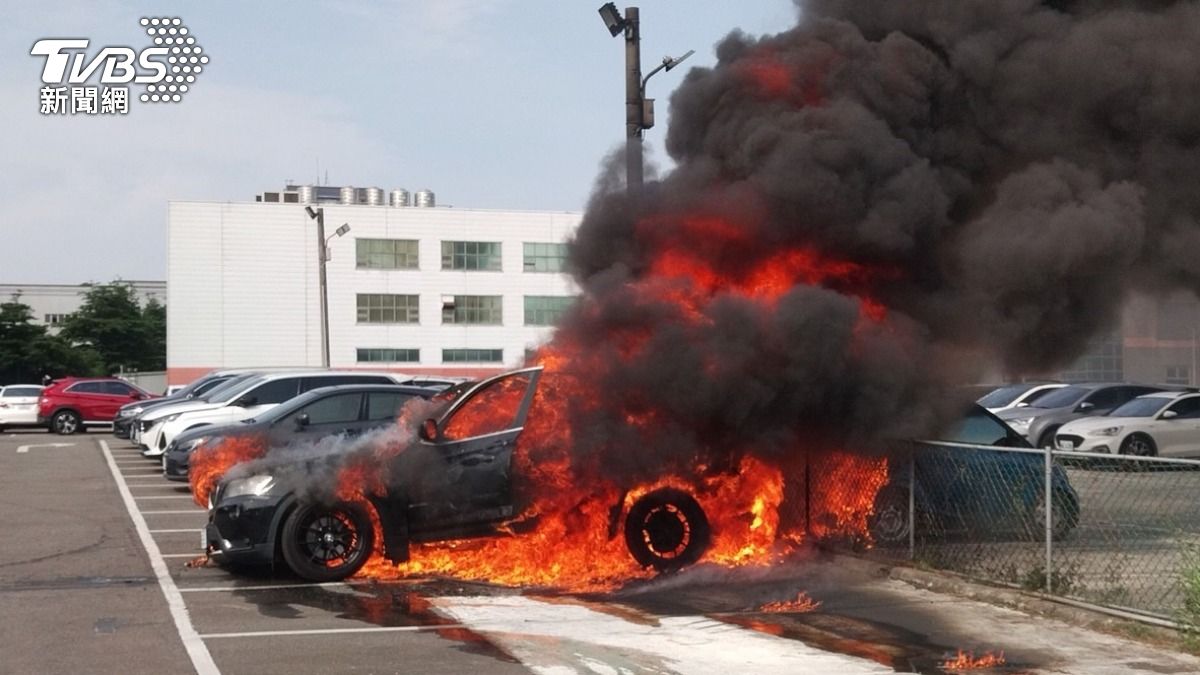 龜山停車場BMW起火燃燒「剩下骨架」。（圖／TVBS）