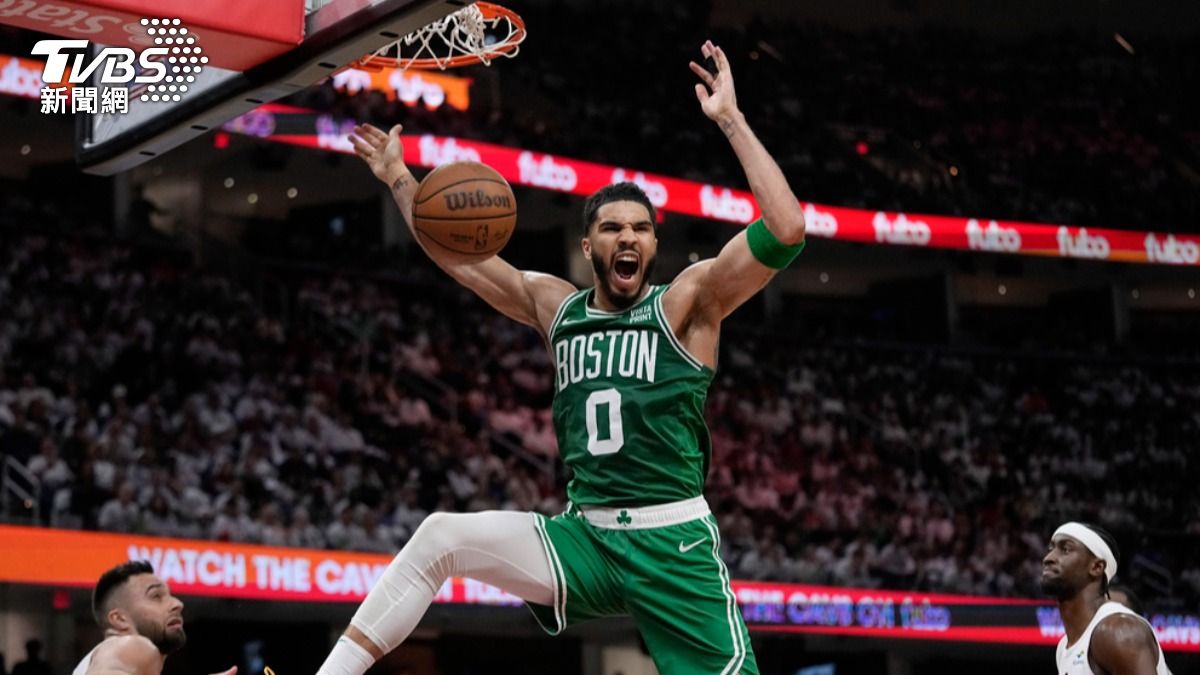 塞爾蒂克塔圖姆（Jayson Tatum）灌籃後怒吼。（圖／達志影像美聯社）