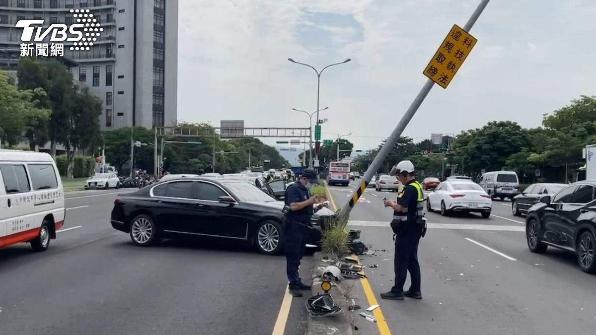 北投自撞電線桿，２車１桿毀損嚴重。（圖／TVBS）