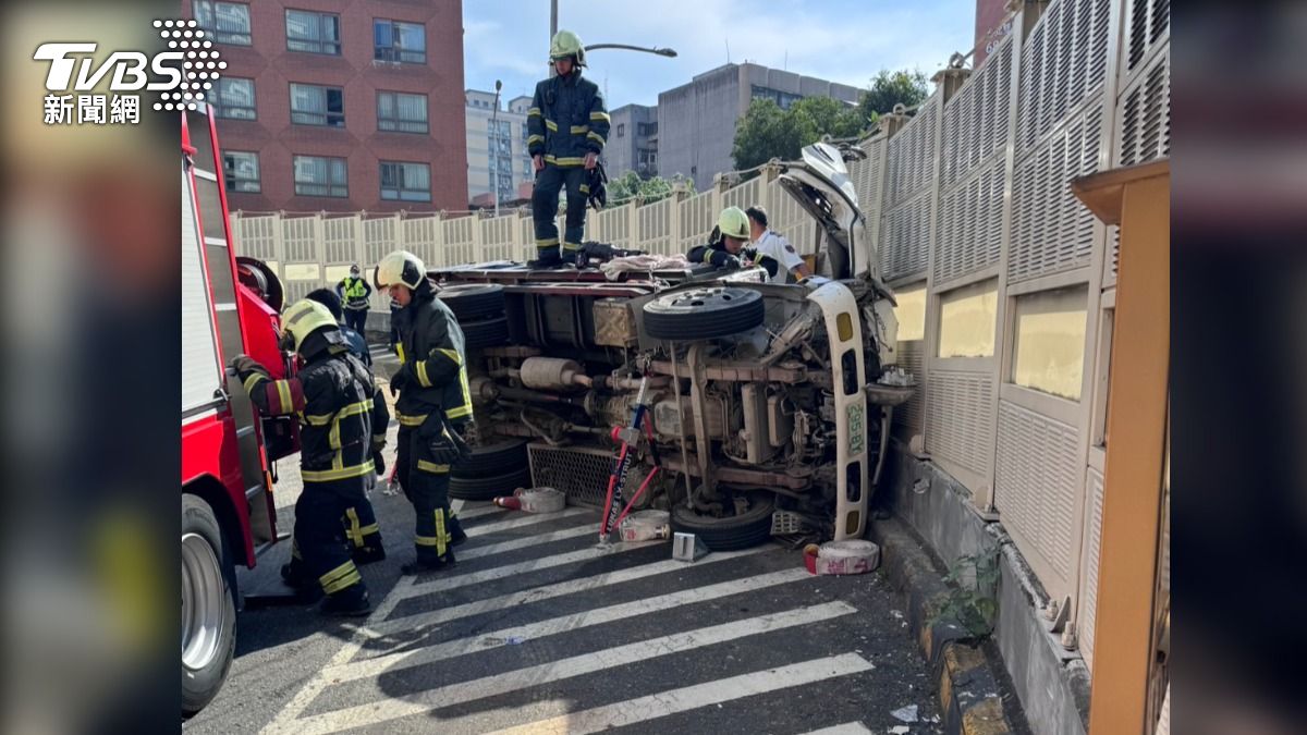 中興橋今早發生一起翻車事故。（圖／TVBS）