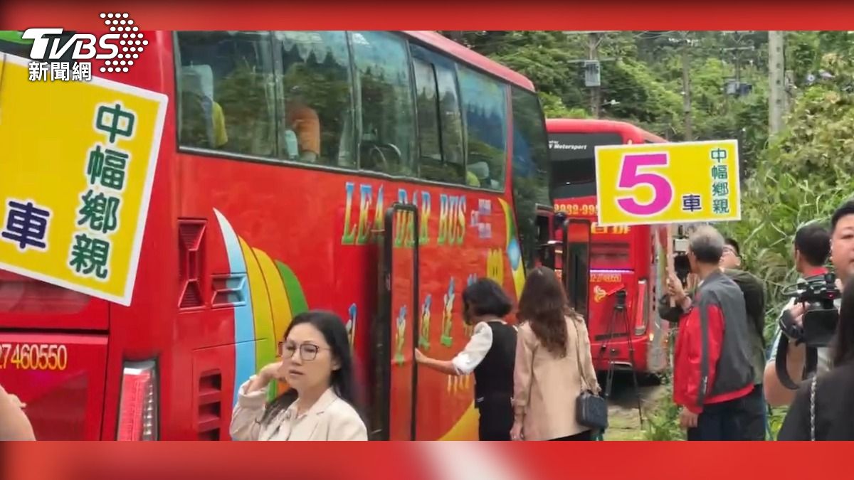 賴清德老家鄉親包遊覽車前往觀禮。（圖／劉欣逵攝）