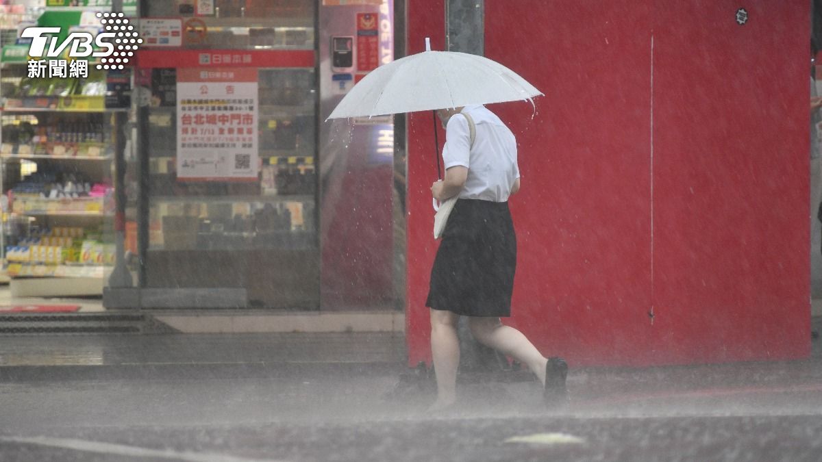 鄭明典曝「致災雨彈」在台灣旁。（圖／胡瑞麒攝）