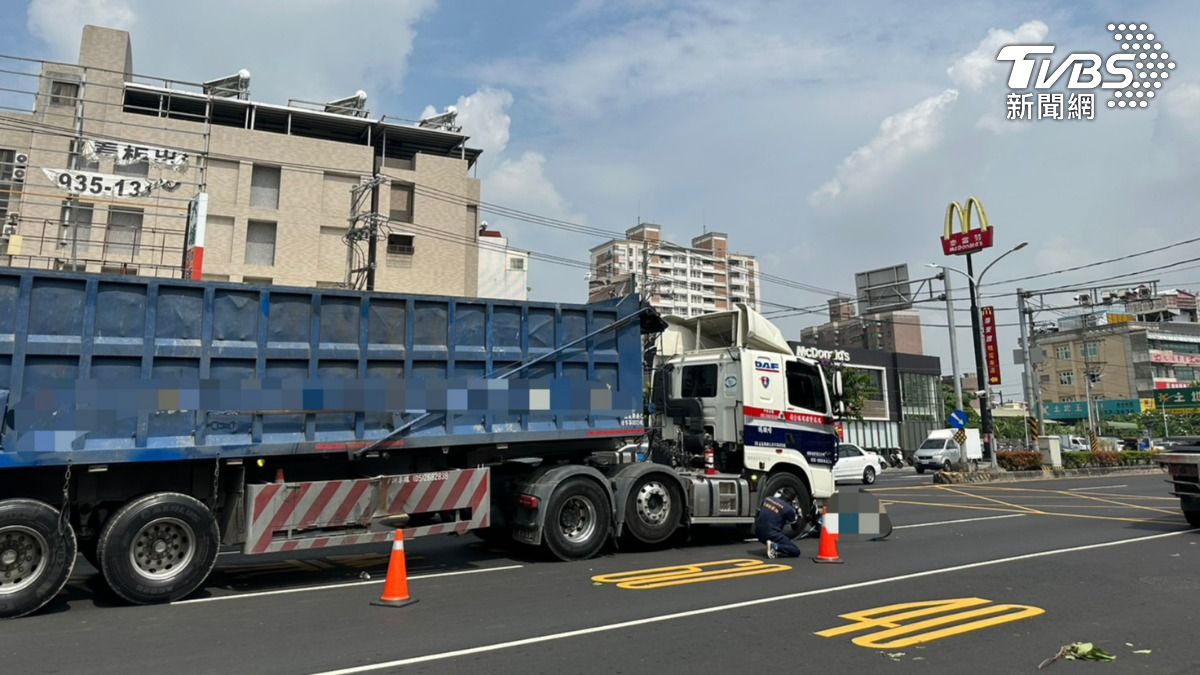 砂石車疑似因視線死角，與雙載夫妻發生碰撞。（圖／TVBS）