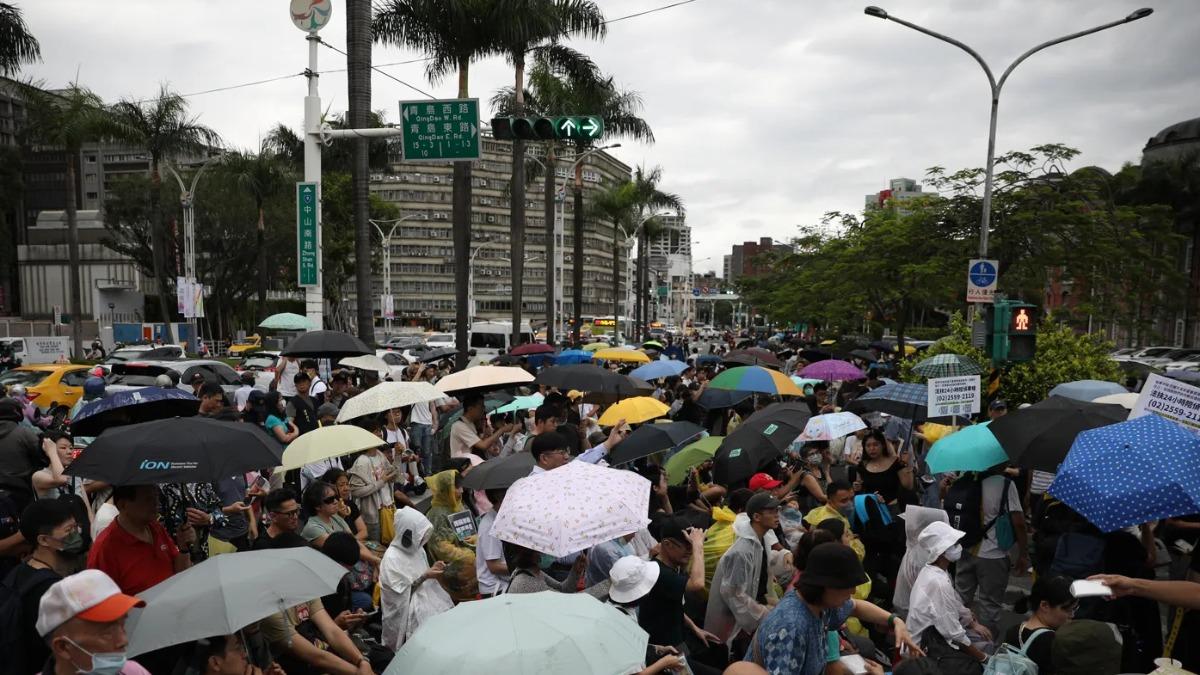 21日立院外的大規模抗議群眾擠爆青島東路，溢出到中山南路上 ，醫護人員擔心今天的抗議活動發生踩踏意外，成為梨泰院翻版。（圖／鏡週刊）