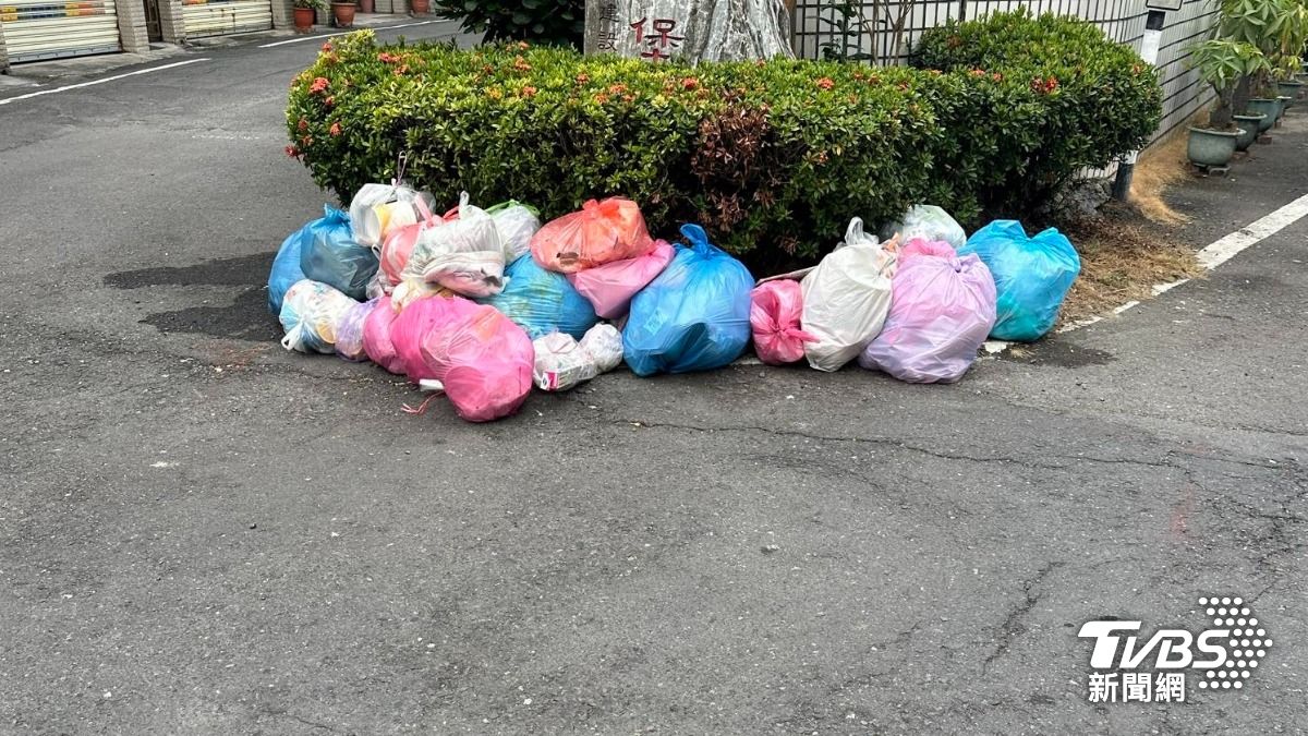 垃圾吸引流浪貓狗聚集撕咬，嚴重影響環境衛生。（圖／民眾提供）