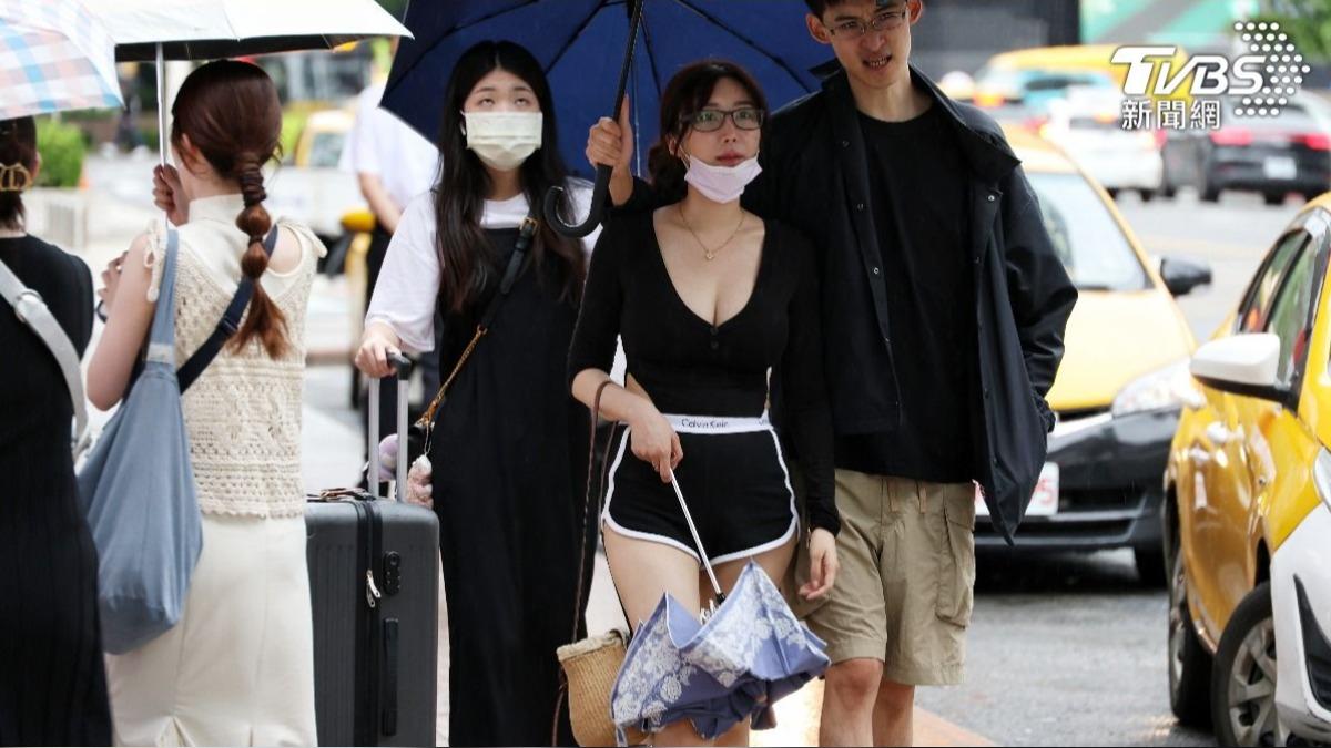 雙鋒面接力報到，暴雨連轟7天。（圖／葉志明攝）