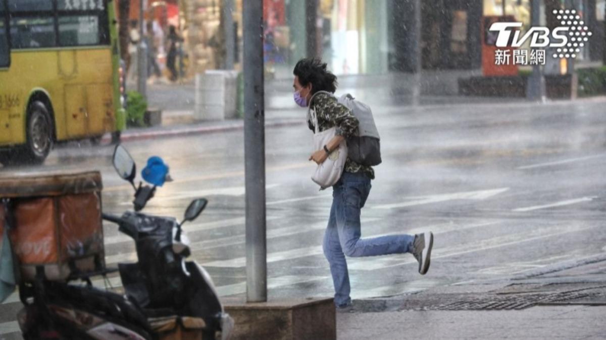 10縣市大雨特報。（圖／葉志明攝）