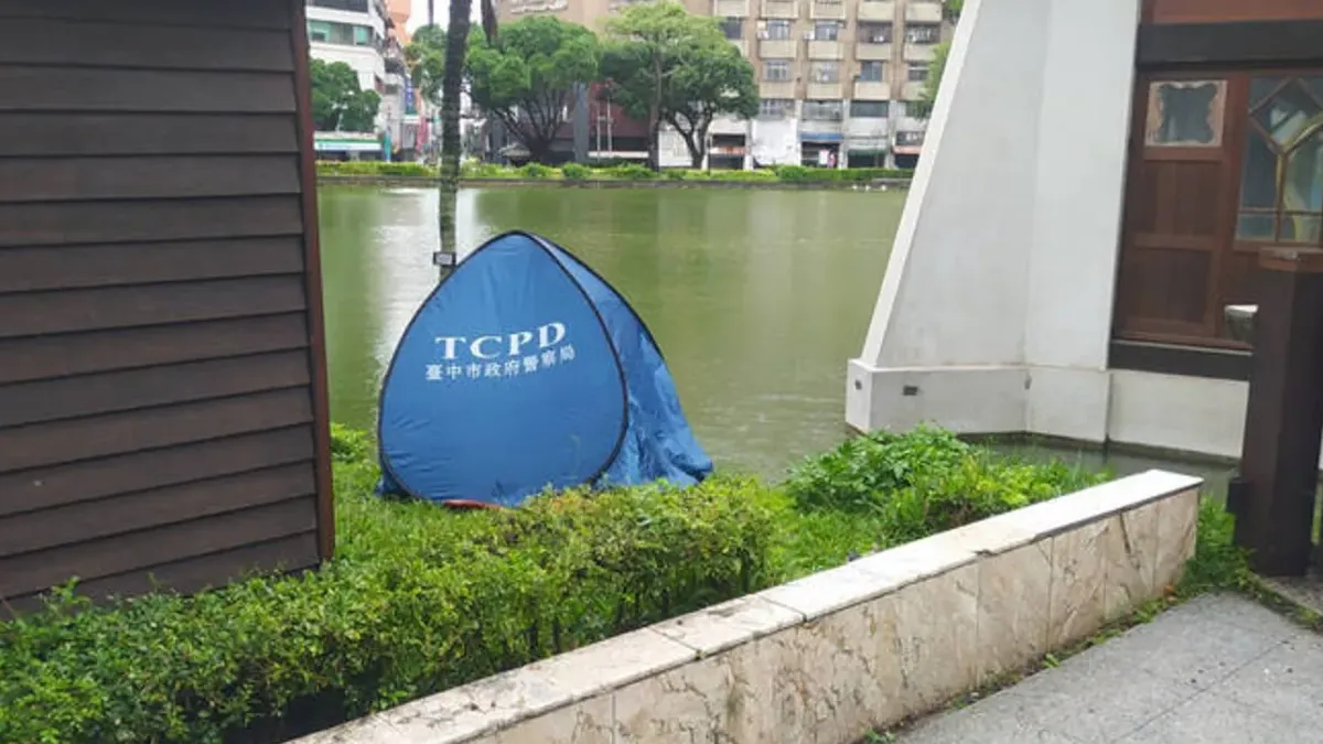 台中公園日月湖昨天上午有人落水，經打撈上岸已無生命跡象，這是七天來第二具浮屍。（圖／警方提供）