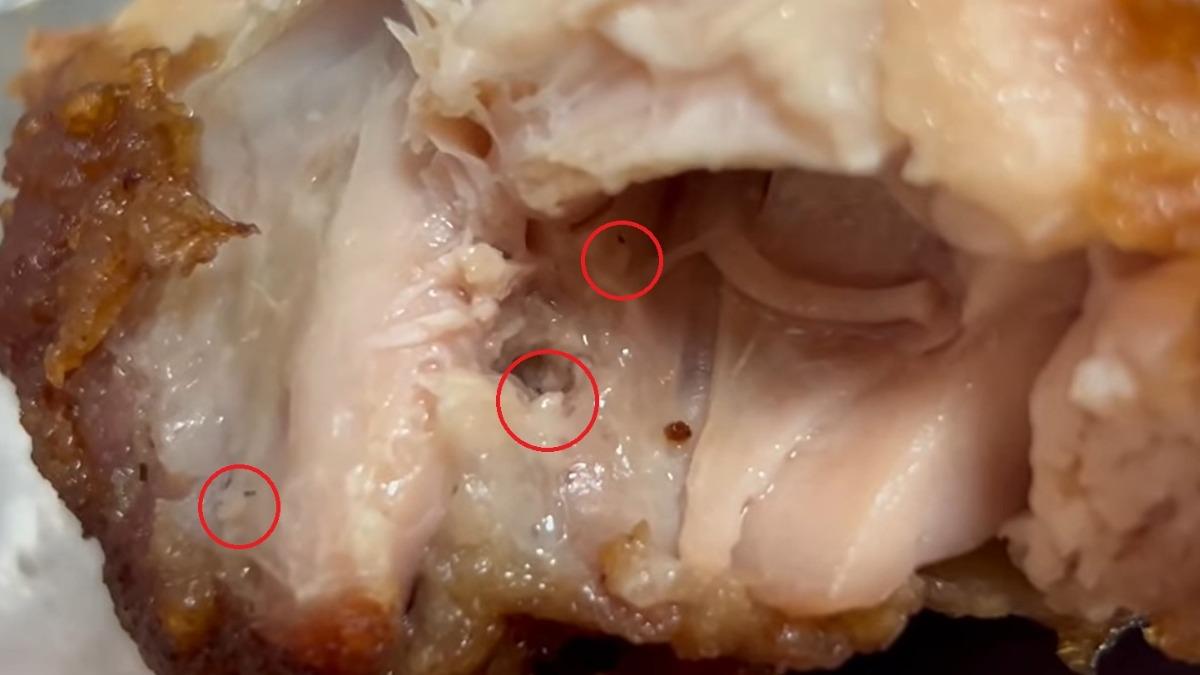 有民眾指出炸雞裡面有蛆。（圖／大里霧峰在地人）