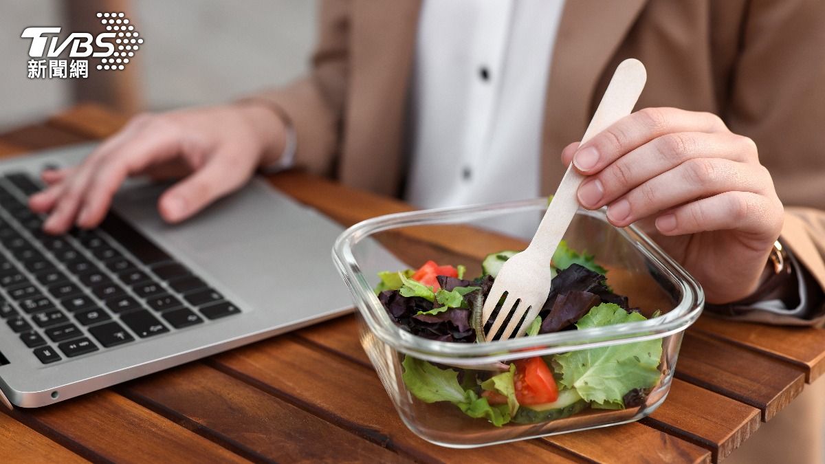 飲食順序改變應先吃蔬菜，可減少油脂的吸收。（示意圖／shutterstock達志影像）