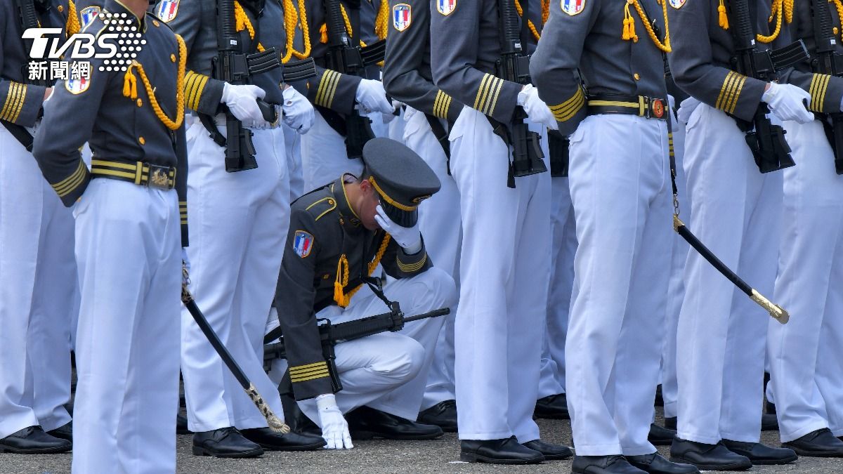 陸軍官校今舉辦百年校慶，一名官校生不敵烈日中暑。（圖／胡瑞麒攝）