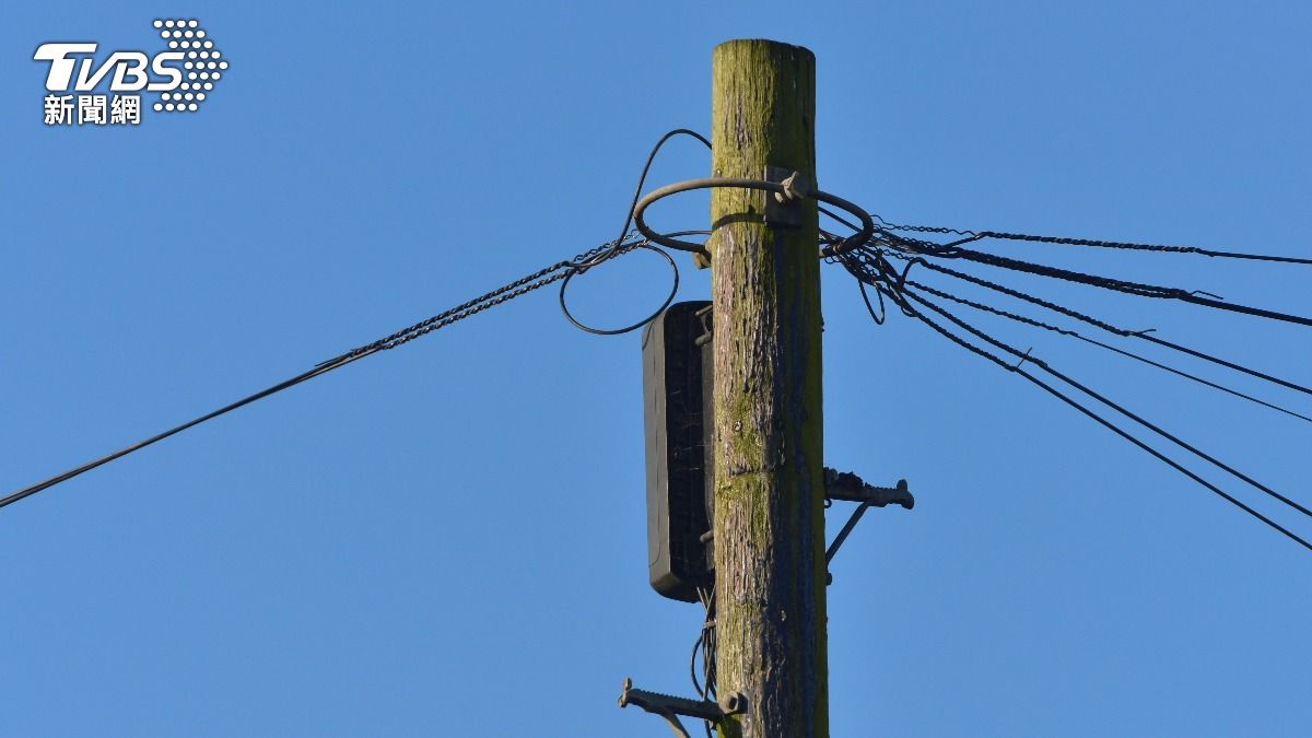 日本發生一起電線桿斷裂的工安意外造成1名工人死亡。（示意圖／Shutterstock達志影像）