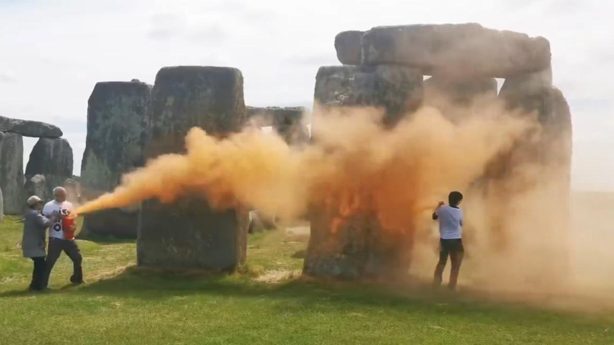 英國著名的「巨石陣」19日被極端環保主義組織潑灑顏料。（圖／翻攝自X@EnvirosTakingLs）