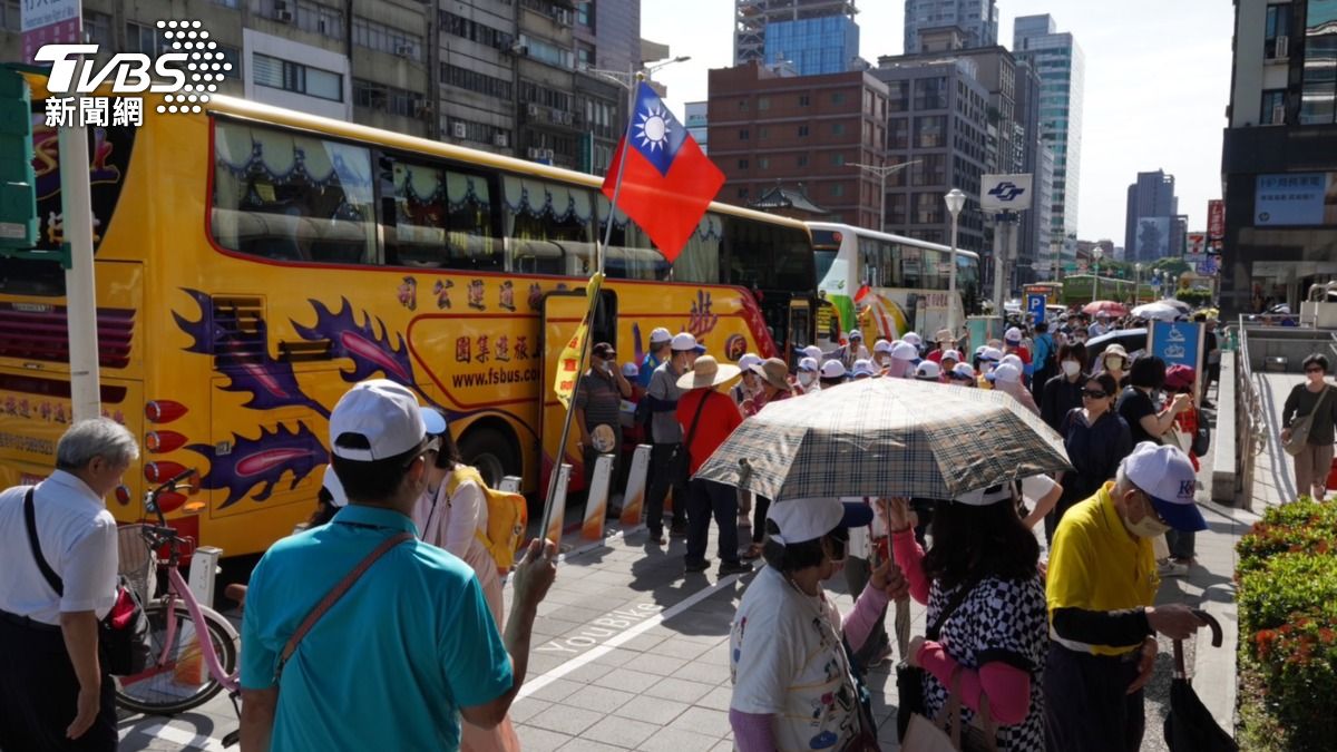 藍營支持者「藍鷹」包遊覽車到立法院支持。（圖／區國強攝）