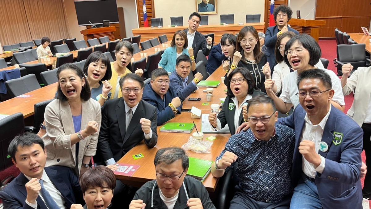 民進黨秘書長林右昌今上午赴立院為黨團加油打氣。（圖/民進黨提供）